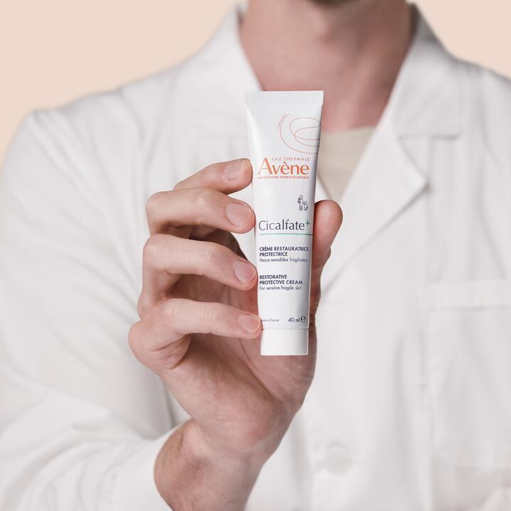 AVENE CAN_av_cicalfate-_repairing-protective-cream_3282770204667_dermatologist-with-product_3000x3000